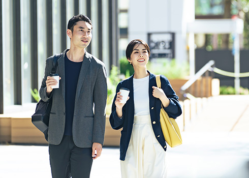 マウスピース矯正でコミュニケーションがスムーズにとれるようになった女性のイメージ図